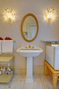 维多利亚紫晶住宿加早餐旅馆的一间带水槽和镜子的浴室