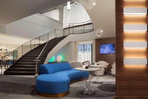 洛杉矶洛杉矶国际机场凯悦酒店的大堂设有蓝色的沙发和楼梯