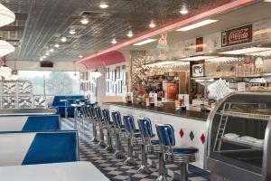 Missouri Valley密苏里河谷温德姆旅程住宿酒店的一间设有蓝色椅子和柜台的餐厅和一间酒吧