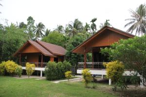 班泰Yangyai Garden Lodge的一座带树木的度假村