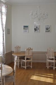 欧塞尔圣佩雷斯住宿加早餐旅馆的一间带桌椅和吊灯的用餐室
