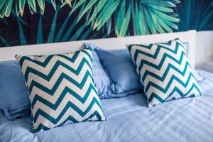 洛阳河南省洛阳市·洛河·路客精品公寓·00137320的一张带两个蓝色和白色枕头的床