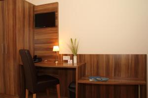 美因河畔克林根贝格Villa Croatia & Restaurant Adria的一张桌子,椅子和一盏灯放在房间里