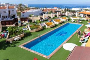阿德耶阿德赫海滩酒店的享有度假村游泳池的顶部景致