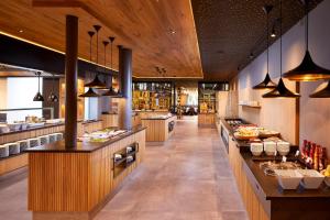 卡迪皮特拉卢纳瑞思康体度假酒店的餐厅内带自助线的大厨房