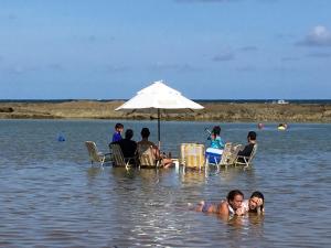 嘎林海斯港Nannai Térreo Porto de Galinhas 06的一群人坐在水里