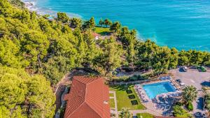 波塞蒂西娅酒店的享有带游泳池和大海的房屋的空中景致