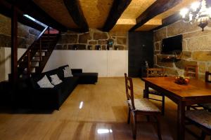 拜昂Casas do Casinhoto - Casa Vista Aregos的一个带桌子和沙发的大客厅