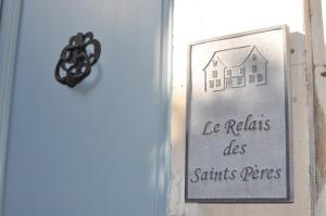 欧塞尔圣佩雷斯住宿加早餐旅馆的门上的标志,上面有房子