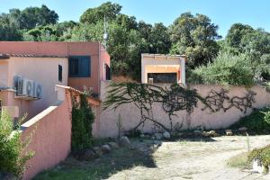 菲加里特拉科斯度假屋的一座带围栏和墙的房子