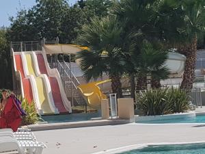 阿格德Mobile Home tout confort Séléna的一个带滑梯和游泳池的度假村