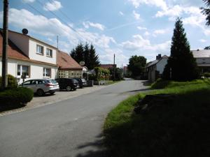 HochkirchHotel & Pension Aßmann的路边有汽车的街道