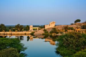RaipurBrij Lakshman Sagar, Pali的享有河流、桥梁和建筑的景色