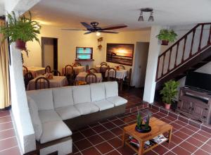 拉帕洛马Hotel La Casona的客厅配有沙发和桌子