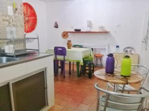 累西腓Gira Arte Hostel的厨房以及带桌椅的用餐室。