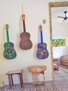 累西腓Gira Arte Hostel的挂在墙上的吉他