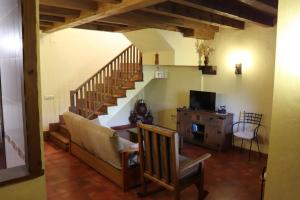 赫尔特Complejo Rural Las Palomas的带沙发和楼梯的客厅