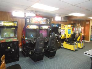 蒙托克大西洋海滩皇家度假酒店的一间设有街机游戏和电子游戏机的房间
