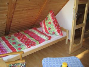 NeukalenFerienhaus I.Winkler的一张小床,上面有两个枕头