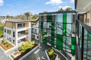 奥克兰The Edgerley Suites的享有建筑的空中景致,设有绿色窗户