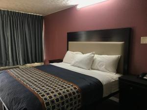 拉斐特Express Inn的一张位于酒店客房的床铺,配有一张大床