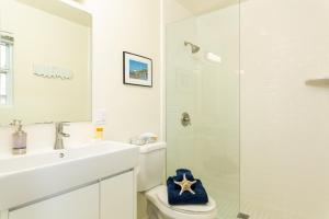 曼哈顿海滩海景海滩假日酒店的浴室配有卫生间、盥洗盆和淋浴。