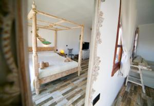 廷达亚Tindaya Nature Home Ocean View的一间卧室配有一张木架床