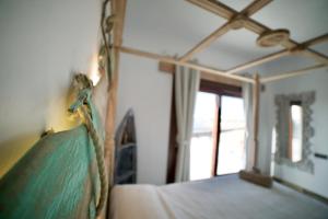 廷达亚Tindaya Nature Home Ocean View的一间卧室配有一张天蓬床和窗户