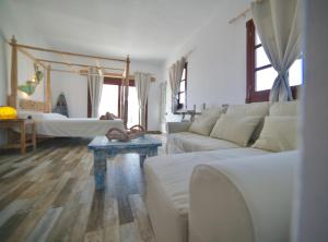 廷达亚Tindaya Nature Home Ocean View的客厅配有白色的沙发和桌子
