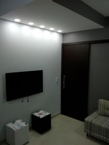 安格拉杜斯雷斯Residencial Aquidabã的配有电视、沙发和门的房间