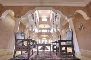 廷吉尔Riad Dar Bab Todra的大楼内带桌椅的走廊