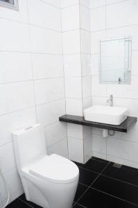 阿罗士打HOTEL MESRA ALOR SETAR的白色的浴室设有卫生间和水槽。