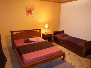 锡拉奥CÔTE MONTAGNE的一间卧室配有两张床和一盏灯。