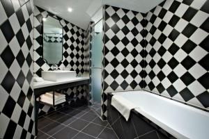 台北雀客旅馆台北站前的浴室设有黑白墙面