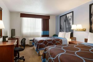 威斯布鲁克威斯布鲁克区波特兰速8酒店的酒店客房配有两张床和一张书桌