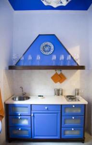 特拉帕尼拉马坦萨酒店的浴室设有蓝色水槽和墙上的盘子