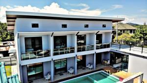 盼武里The Phu Resort的享有带游泳池的房屋的空中景致