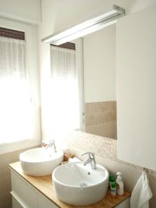 帕多瓦Bed and Breakfast Bio Salix的一间带水槽和镜子的浴室
