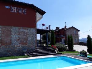 拉莫拉红酒客房酒店的一座红葡萄酒建筑前的游泳池