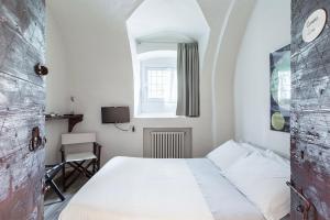 阿尔梅Lacasadiscorta的卧室配有白色的床和窗户。
