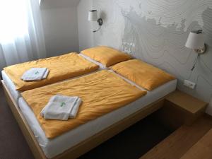 弗尔赫拉比Hotel Albis的一间卧室配有两张带毛巾的床