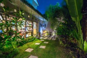 库塔巴厘岛洛卡尔旅舍的庭院里植物繁茂的建筑