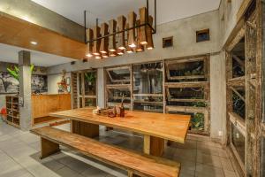 库塔巴厘岛洛卡尔旅舍的一间带木桌和长凳的用餐室