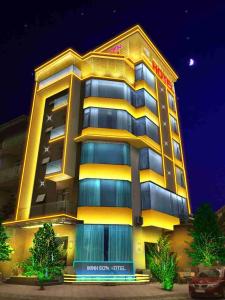 Ta Lan ThanMinh Sơn HOTEL的夜间酒店大楼有照明