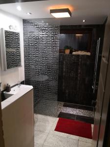 特尔乔夫亚诺斯克威蒂尔里公寓的带淋浴、卫生间和盥洗盆的浴室
