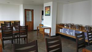 甘托克Hotel Ninamma的一间用餐室,配有一束椅子和柜台