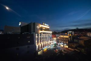 光州Hotel Artheim的城市的一座有灯光的建筑