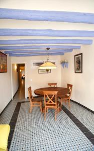巴拉格尔El 3 del Holandés的一间配备有桌椅的用餐室和蓝色的天花板