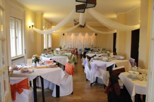 勒亚尼法鲁塞克利旅馆的用餐室配有带白色桌布的桌子