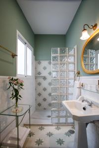塞维利亚Suites Machado的一间带水槽和镜子的浴室